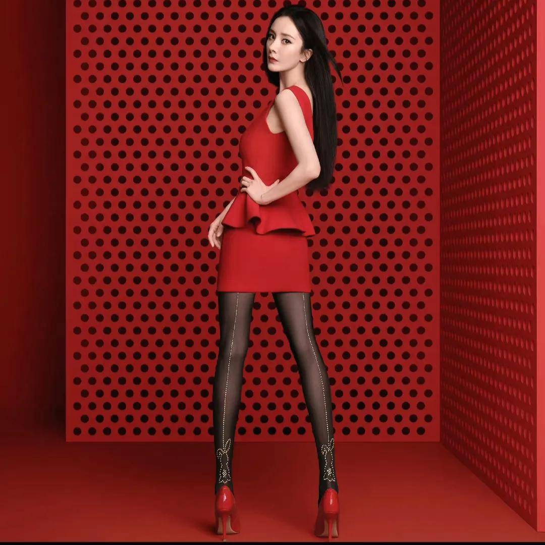 杨幂的黑色丝袜美腿和倪妮对比后就有了高低_高跟鞋_美女_红色