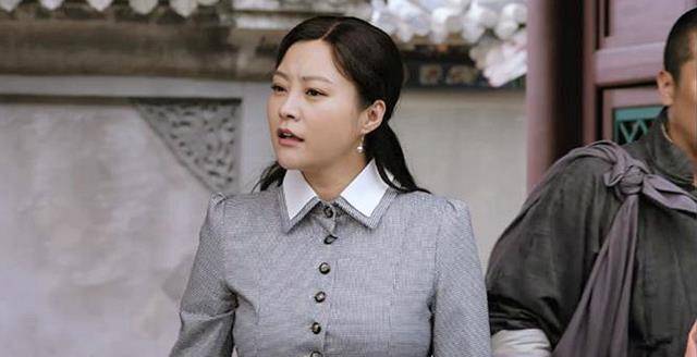 43岁郝蕾再也不是"十三姨",演少女尽显油腻,完全不顾观众感受_服饰