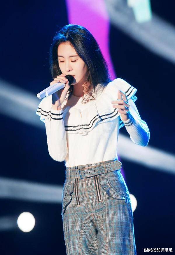 67张碧晨生女风波后首亮相,一袭抹胸裙大秀好身材,气质从少女变成熟