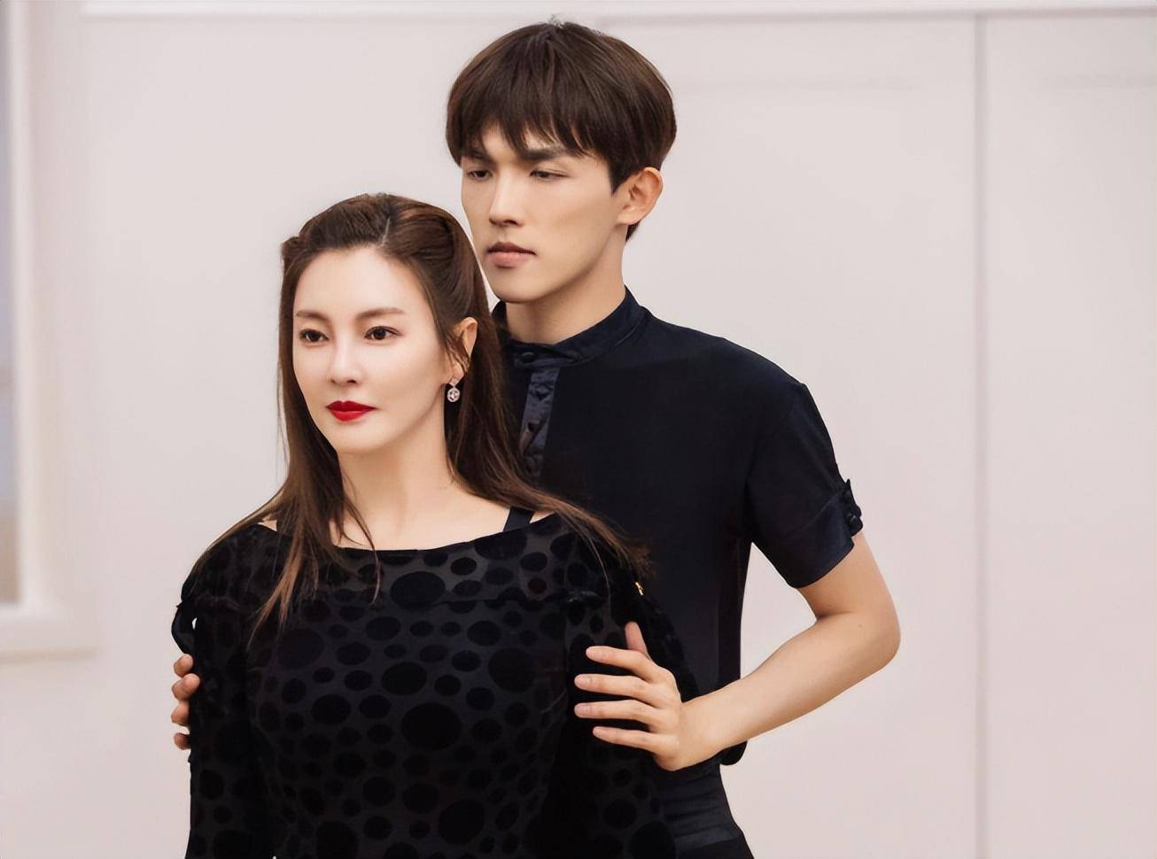 霍建华被曝精神失常,王宝强冯清疑分手,一天6个瓜,贵圈好生猛_王思聪