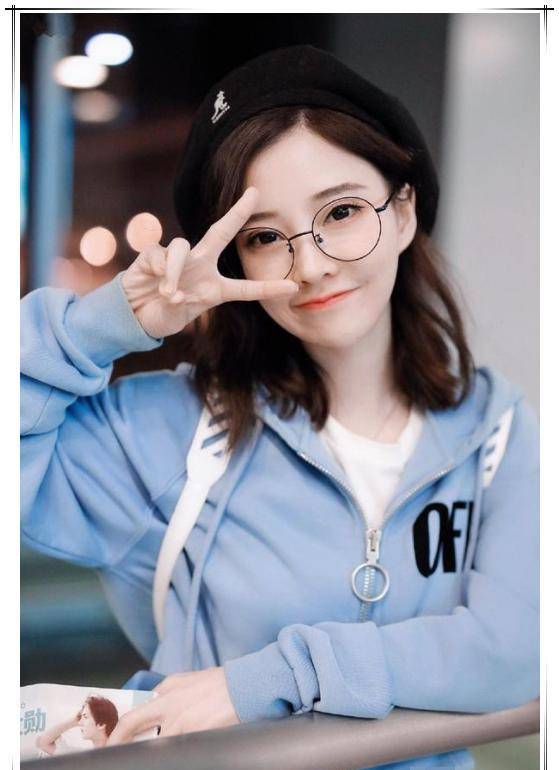 单看冯提莫的长相就是那种甜美的女孩子,歌声也很好