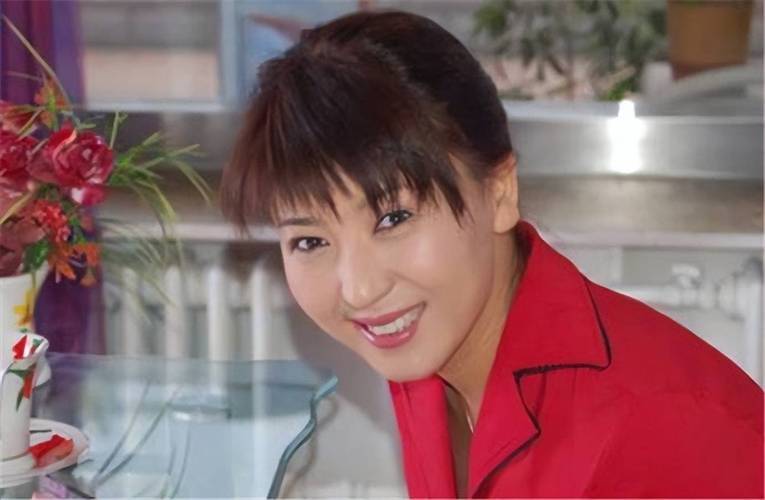 闫学晶委身接商演,舞台普通,铺满黄土,出场费高达几十万引热议_表演