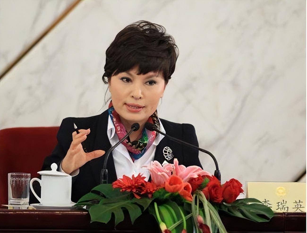 电视主持人,工作28年零失误,突接儿子坠楼消息,她含泪说出22字_李瑞英