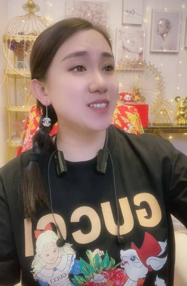 赵本山爱徒丫蛋近况曝光,戴超8000耳环,家中全是土黄金_王金龙_金色