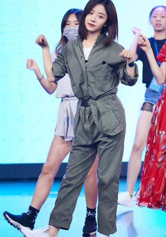 谭松韵冬季穿搭,棉服叠穿运动服保暖又时尚,无痕裤下的腿真健硕_效果