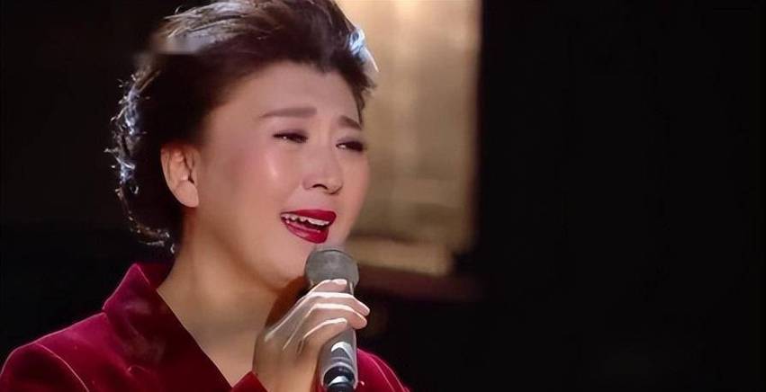 闫学晶委身接商演,舞台普通,铺满黄土,出场费高达几十万引热议_表演