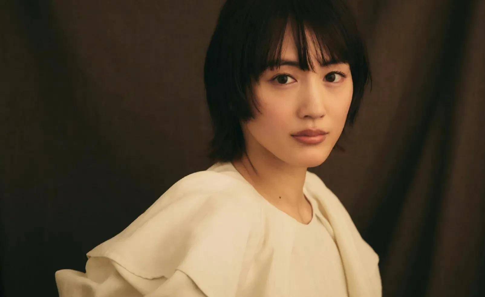 绫濑遥黑色大露背长裙,明眸皓齿,成熟女子的真实魅力_气质_眼睛_日本