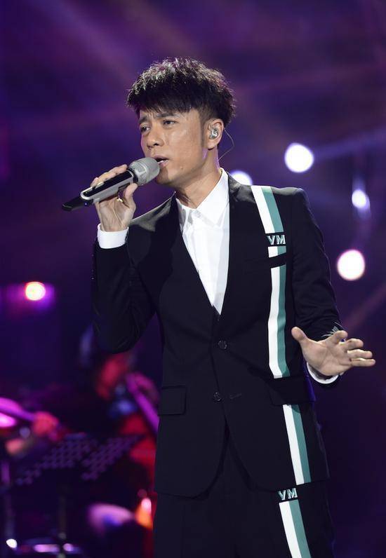 俩儿子就读国际学校,一年学费四十万,54岁李克勤否认全家移民_妻子