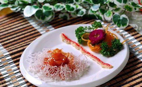 大菜雀巢澳带:原料:鲜墨鱼,鲜虾仁,澳洲带子,熟腰果,芥兰,红椒片,炸网