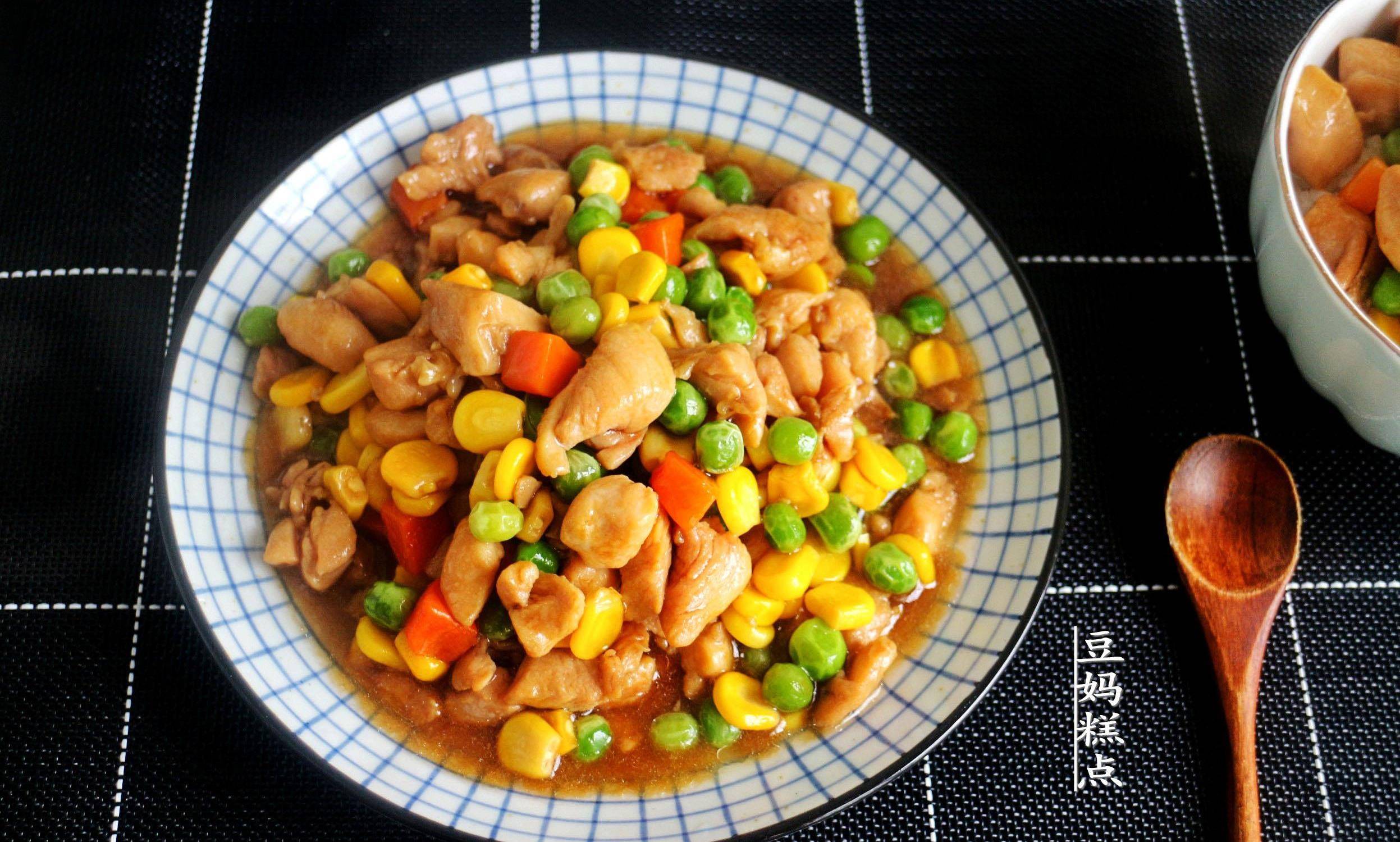 当然,也因此,我做过许多孩子爱吃的菜,就比如今天的这道五彩鸡丁.