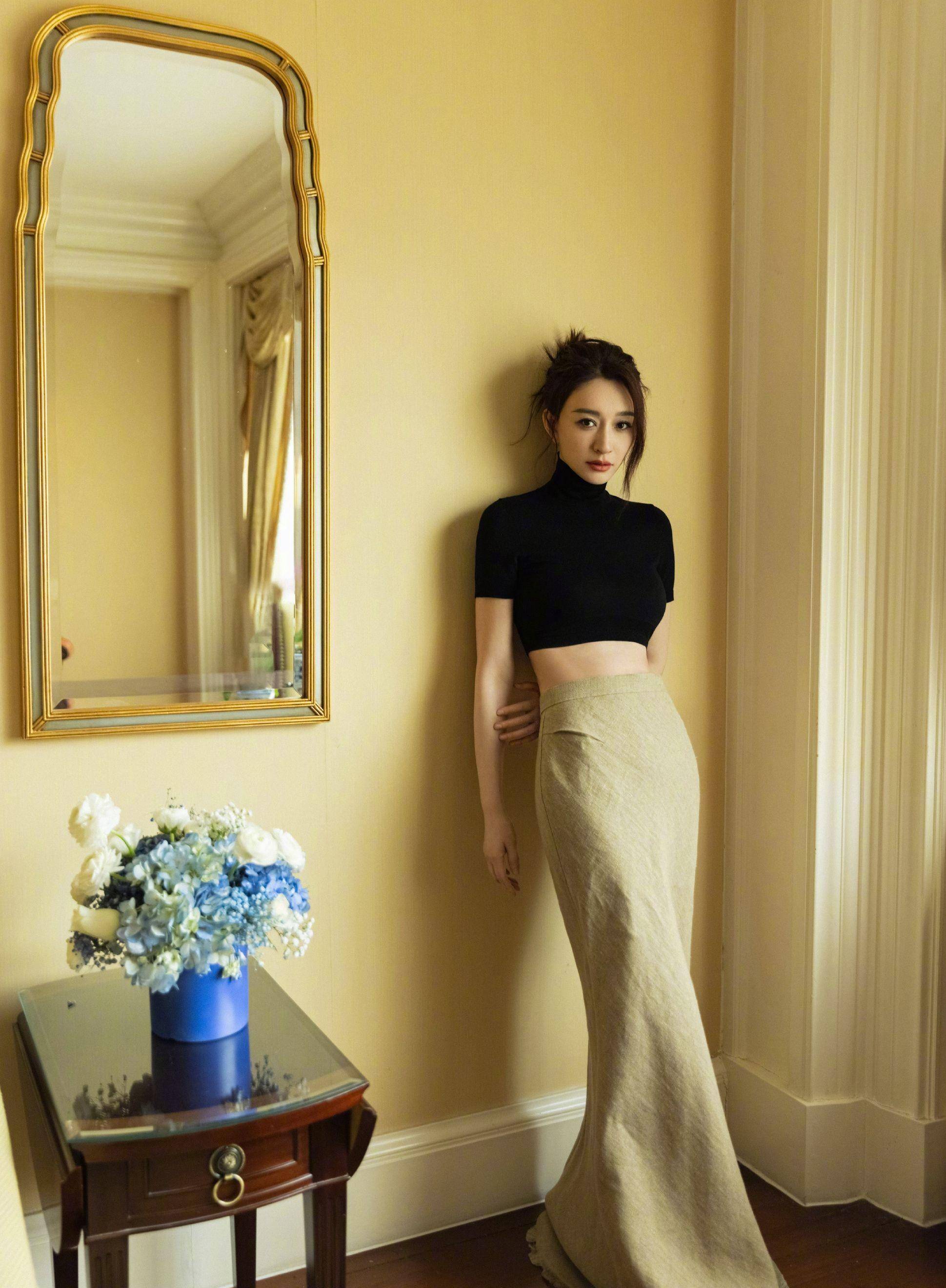 李小冉真不像快50岁的人,穿露脐装秀小蛮腰,白净气质好优雅_女神_态度