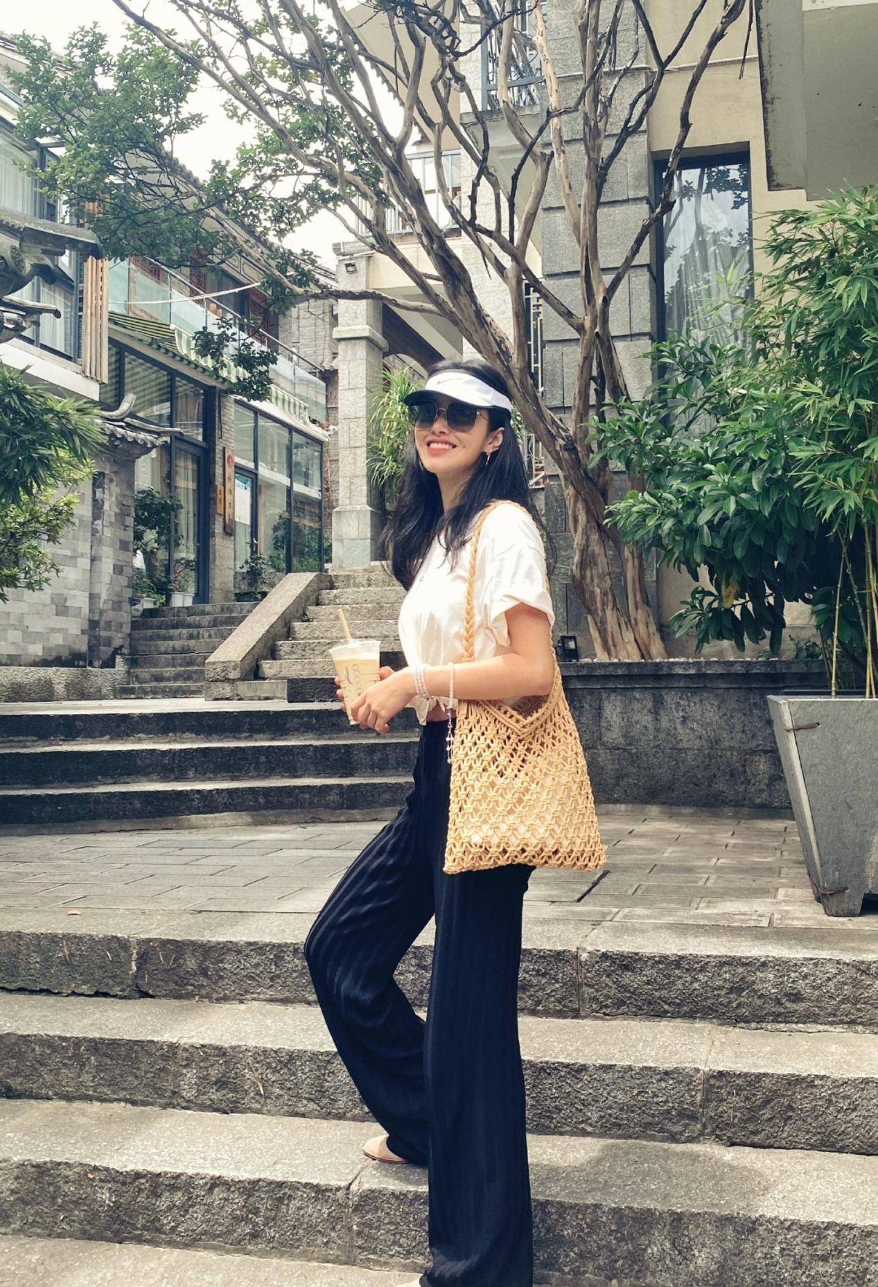 杨采钰衣品惊艳,简约碎花睡衣草帽,优雅慵懒,时尚又高级_丝巾_魅力