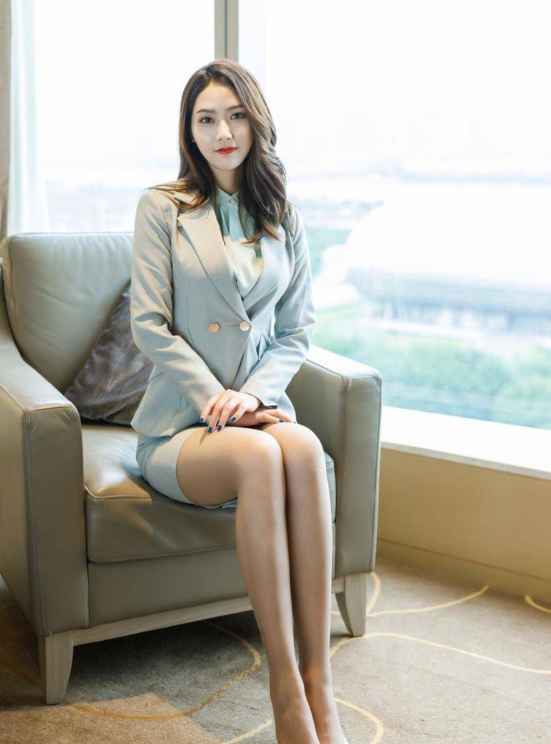 街拍:烟灰色的职业装怎么样?干练优雅得体的搭配气场十足