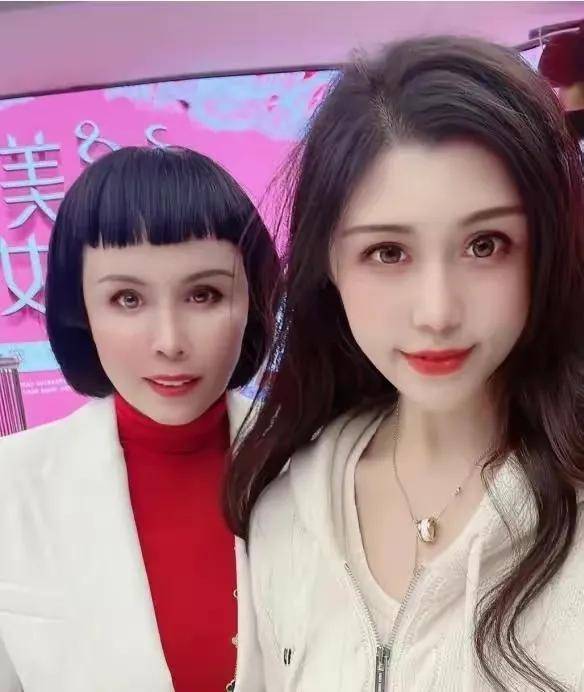 网红猫七七结婚高调炫富,富豪妈妈带三个儿女,二婚嫁小16岁男友_孙书