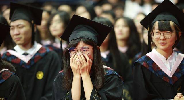 大专生无权穿"学士服"?学生愤怒:穿衣自由,别管我_大学_毕业_高中