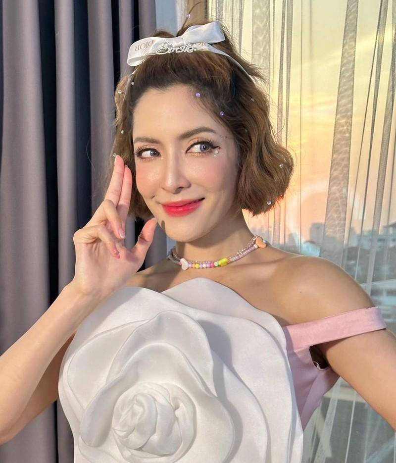 泰国女星pinky晒宋干女神美照_传统_泰装_社交