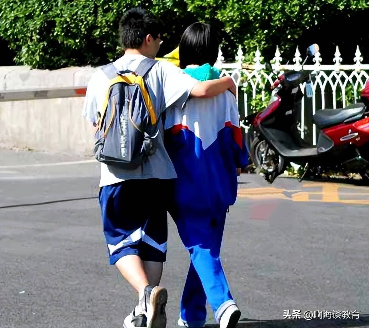 女学生公交站台骑在男生身上被大叔提醒,一脸的不屑,多管闲事_行为