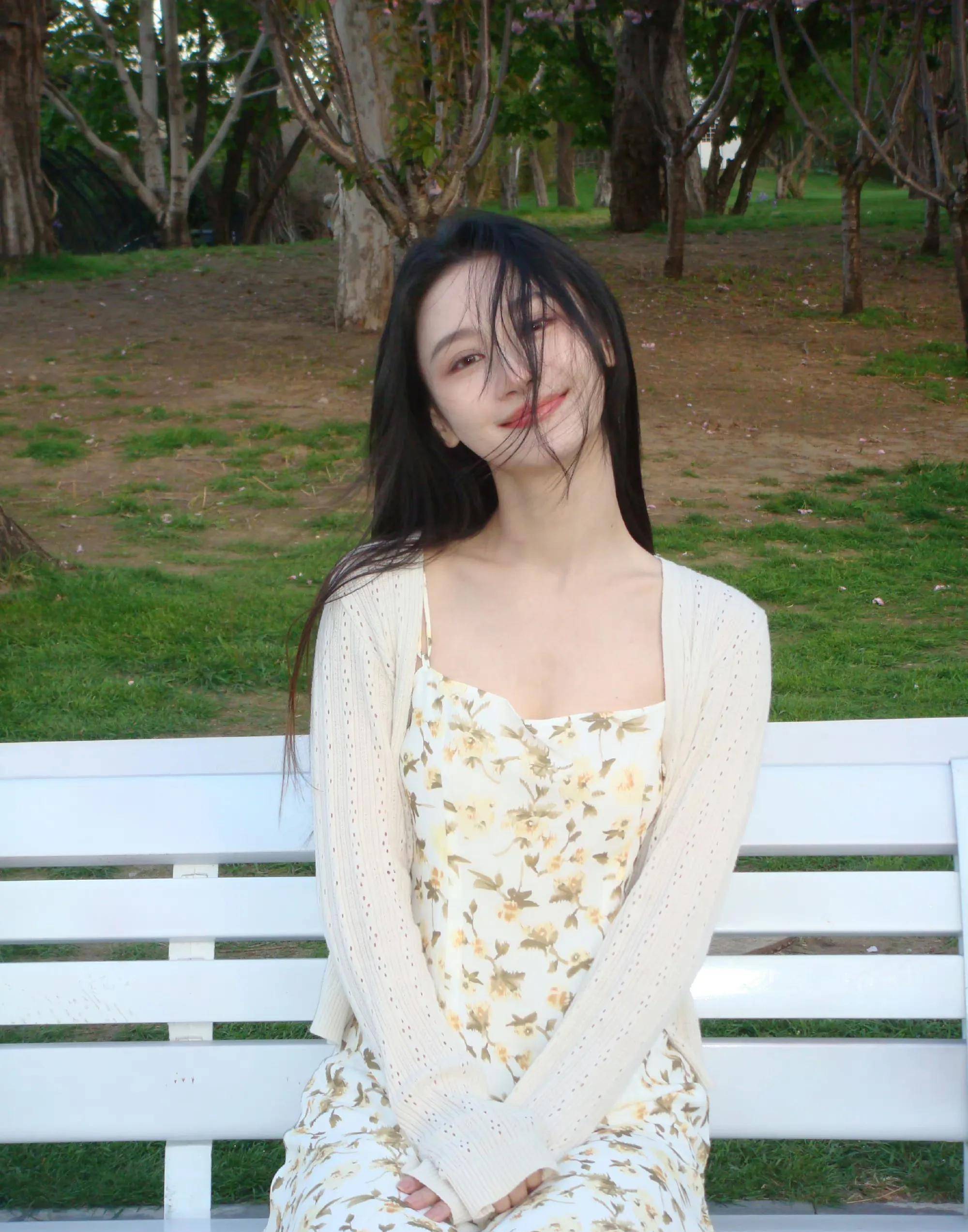 何宣林穿吊带碎花裙漫步樱花树下 浪漫柔美 又纯又欲_黑长直_拍照片