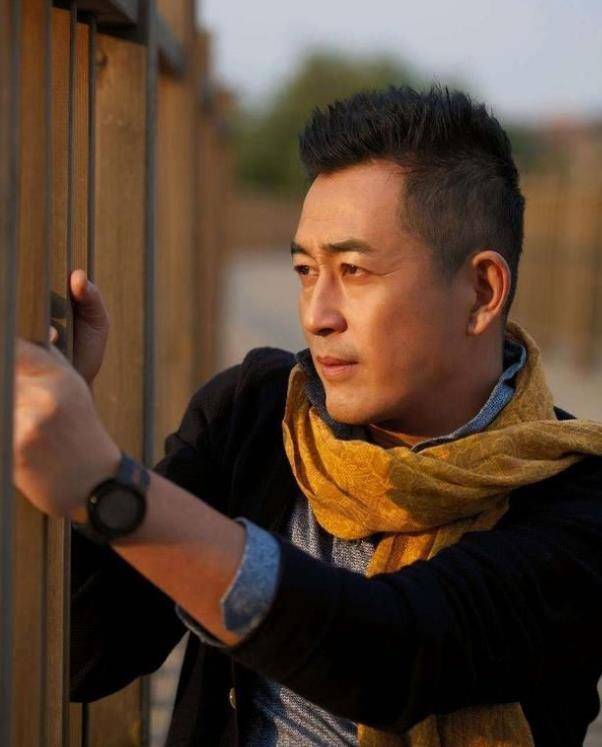 老戏骨王志飞:愧对聋哑人父母,娶小15岁娇妻,儿子是唯一的心病_工作