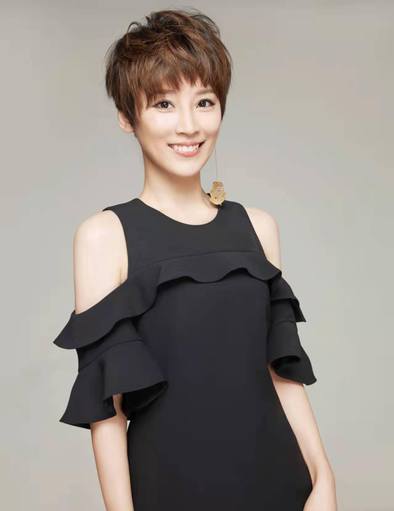 怡燃对谢楠的起初的印象是主持的综艺节目,之后是在《最强喜事》里