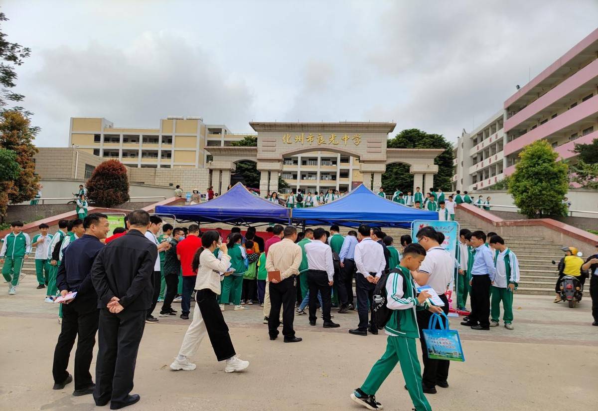 化州市良光中学图片