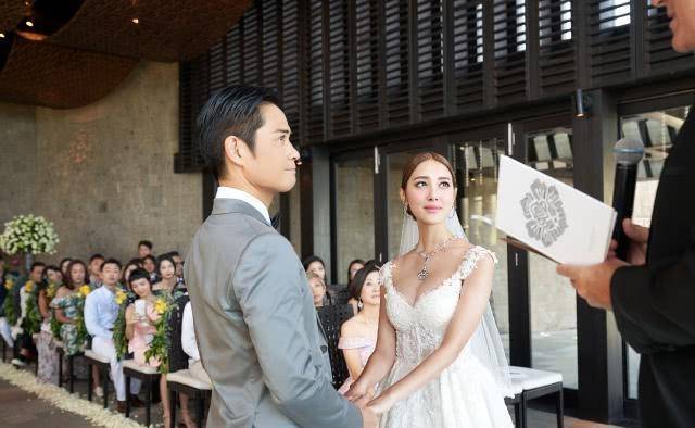 郑嘉颖陈凯琳婚礼现场曝光:一对新人在亲友面前深情拥吻_老婆_照片