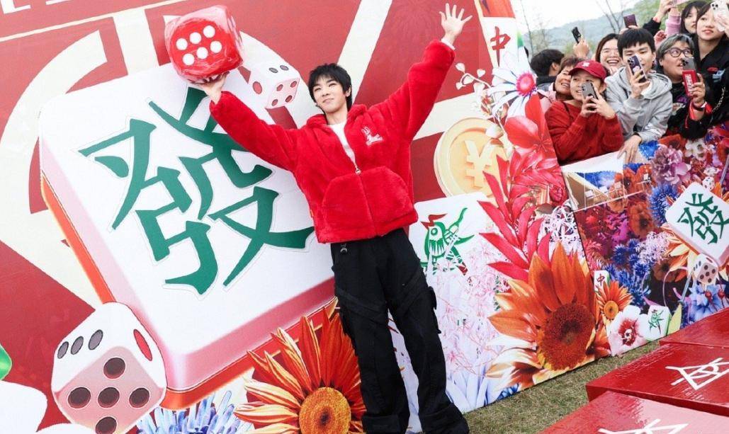 总的来说,工作人员提前为华晨宇粉丝发放雨衣,体现了华晨宇团队的人性