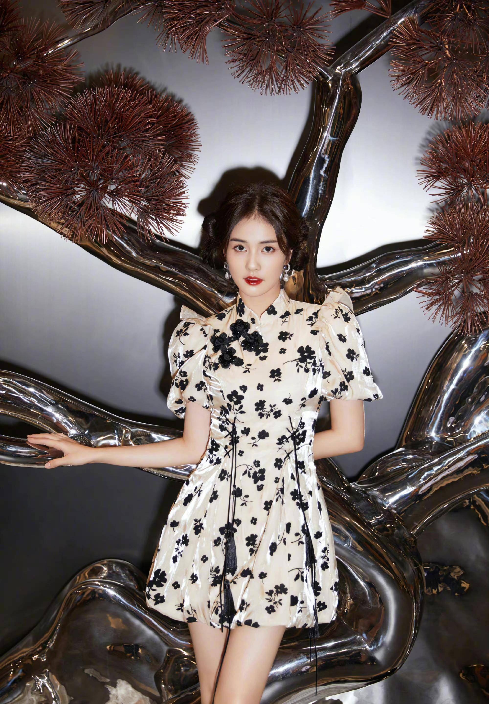 白鹿新戏上班路透,灰色大衣配贝雷帽,身高压成一米五?_黑色_网友_效果