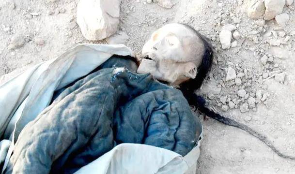 火焰山挖到6具干尸,留长辫戴帽子好似"僵尸",人们连忙报警_尸体_清朝