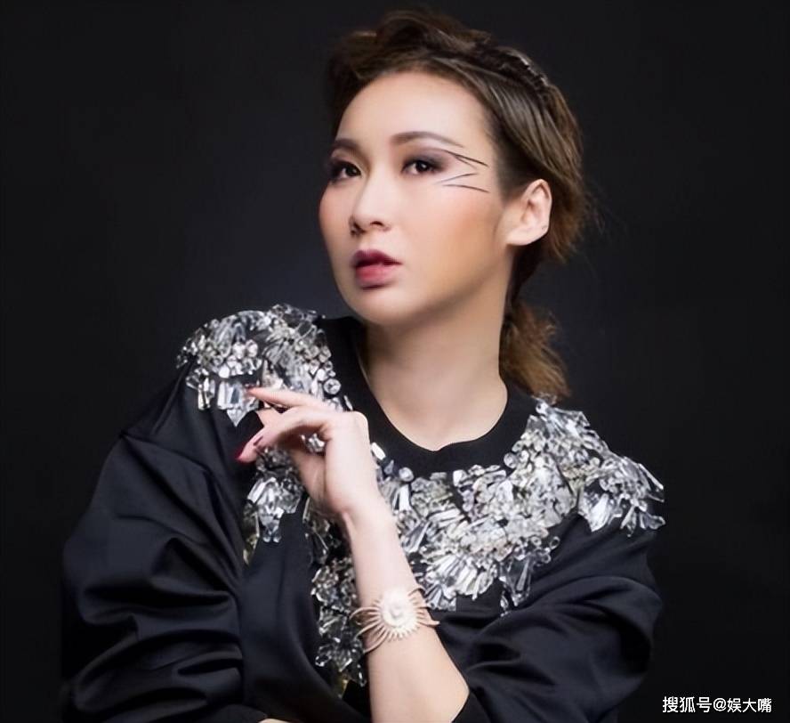 事后张思敏接受采访的时候谈到汪小菲,说汪小菲对自己说他是单身,至于