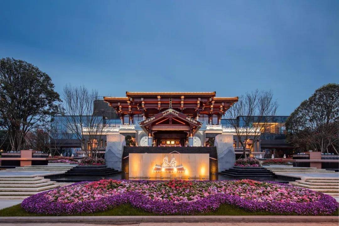 成都天府前湾70年叠拼别墅中德麓府大院是现房吗?周边配套成熟吗?