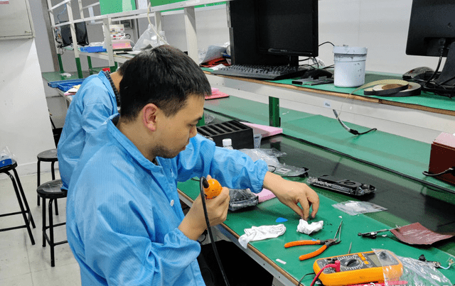 广西某高校被曝送学生进厂打螺丝,网友直呼:国服太卷_流水线_实习