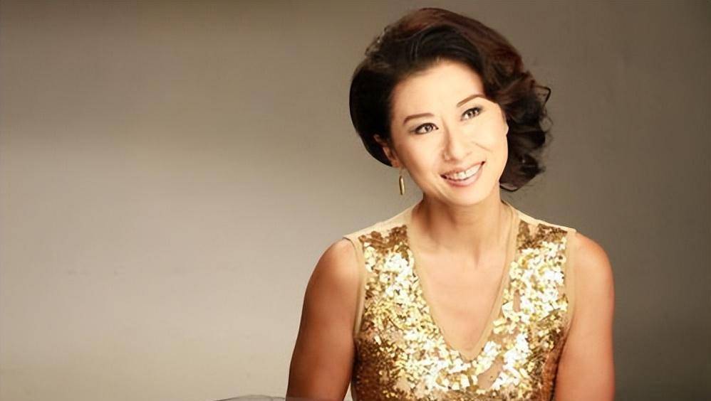 从年轻到老都时尚,但为何叶倩文,却可以优雅地老去?_风格_身材_下图