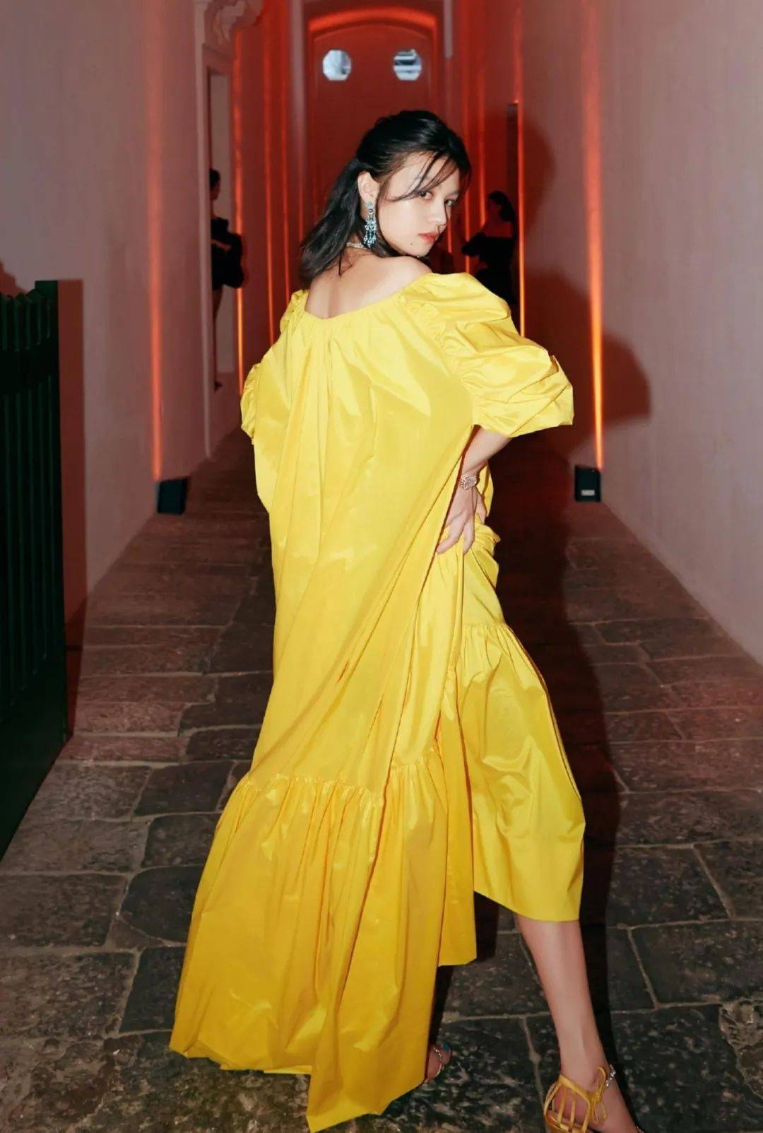 倪妮穿黄裙优雅大方,春夏别具一格,看到鞠婧祎,一身像公主太亮眼!