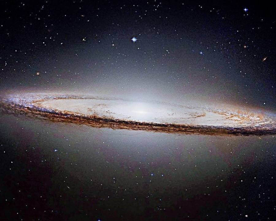 一个神秘的宇宙世界,哈勃望远镜拍摄的草帽星系_科学家们_行星_黑洞