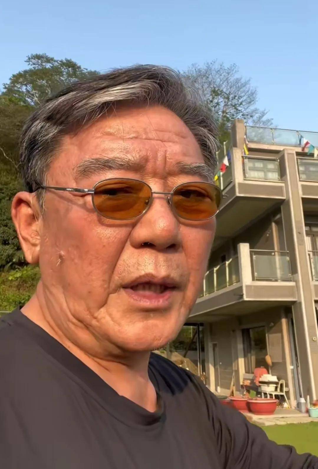 另一方面老爷子表示很担忧,这两天大陆在台海周边演习!