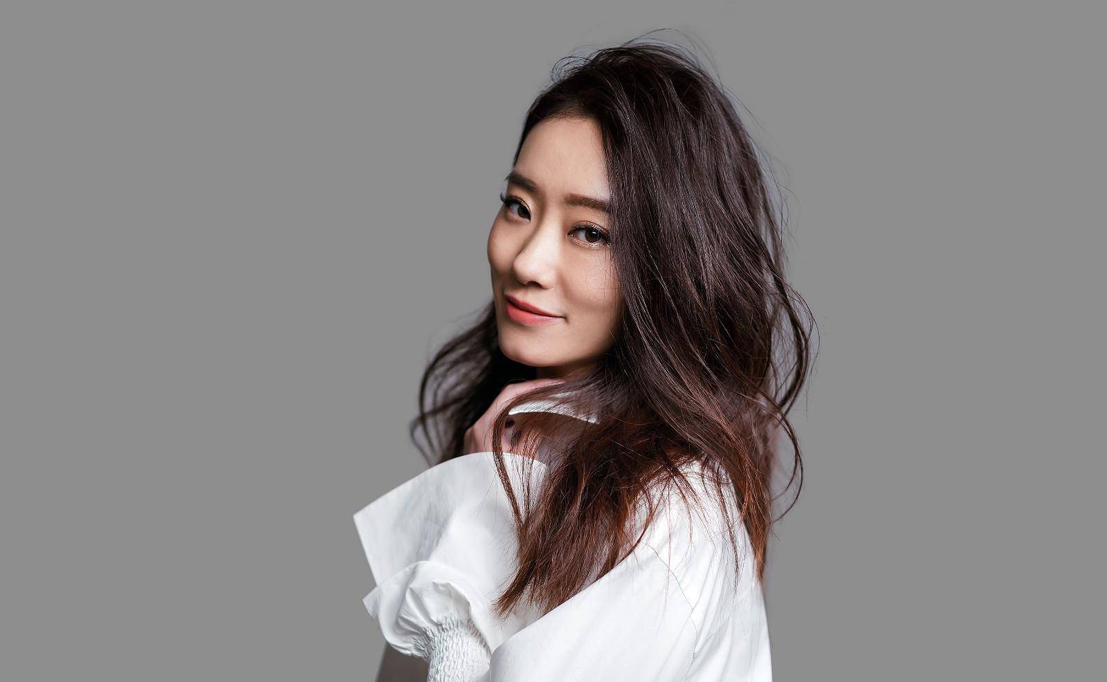 35岁张小斐携男助理喝咖啡,豪车被曝300万,男方似胖版贾乃亮_李焕英