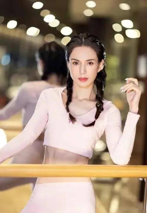 李若彤,嫁给富商卑微在一起10年被分手,今56岁身材时尚时尚犹存_季天