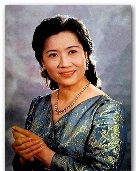 著名主持人曹可凡在个人社交平台晒出与著名歌唱家,81岁教师朱逢博的