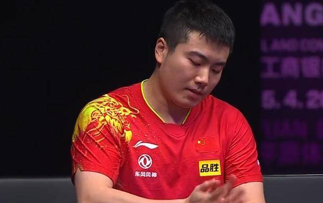 这一刻,梁靖昆3-0创造历史,王楚钦出局失落离场,王皓淡定观赛_冠军赛