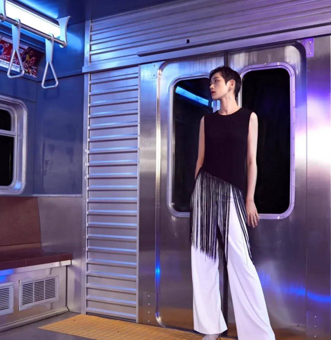 刘恺威现任女友可真美,抹胸纱裙配短发甜美俏皮,哪像40岁的人