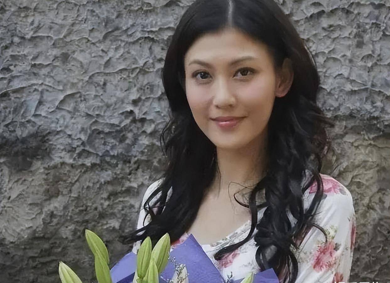 38岁李彩桦近况曝光,和前夫分手净身出户,现居上海生活依然幸福_黄彦