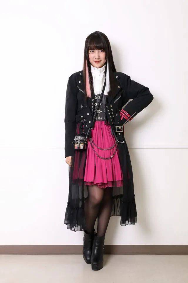 假面骑士极狐:贝洛芭病娇萝莉写真公布,过几年才能看到泳装写真_造型