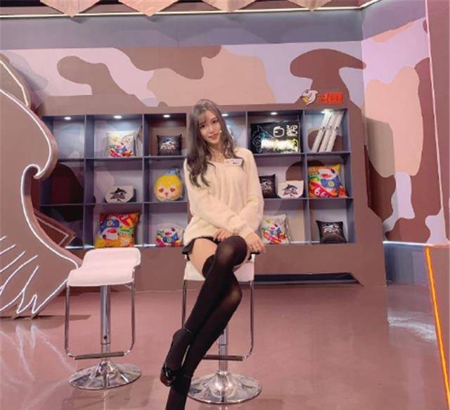 腐团儿现身线下活动,现场安排高脚椅,看到这坐姿粉丝