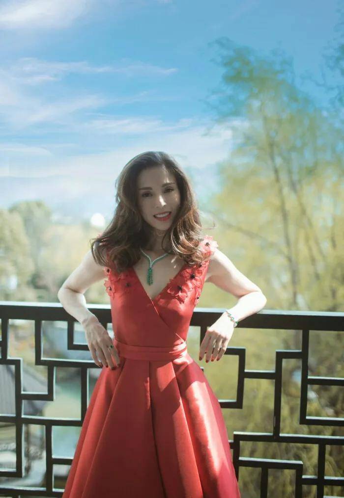 李若彤,嫁给富商卑微在一起10年被分手,今56岁身材时尚时尚犹存_季天