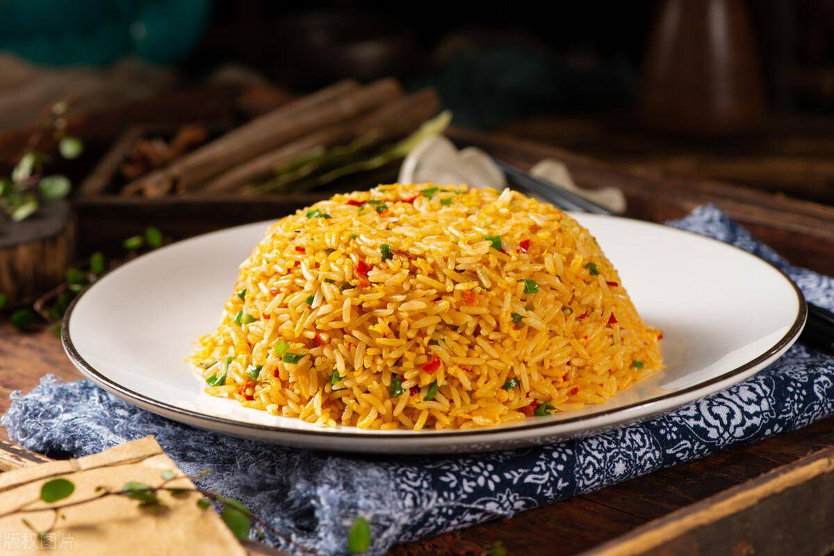 好需要的材料,这里我提供一个标准的配方:我们知道,扬州炒饭是我们