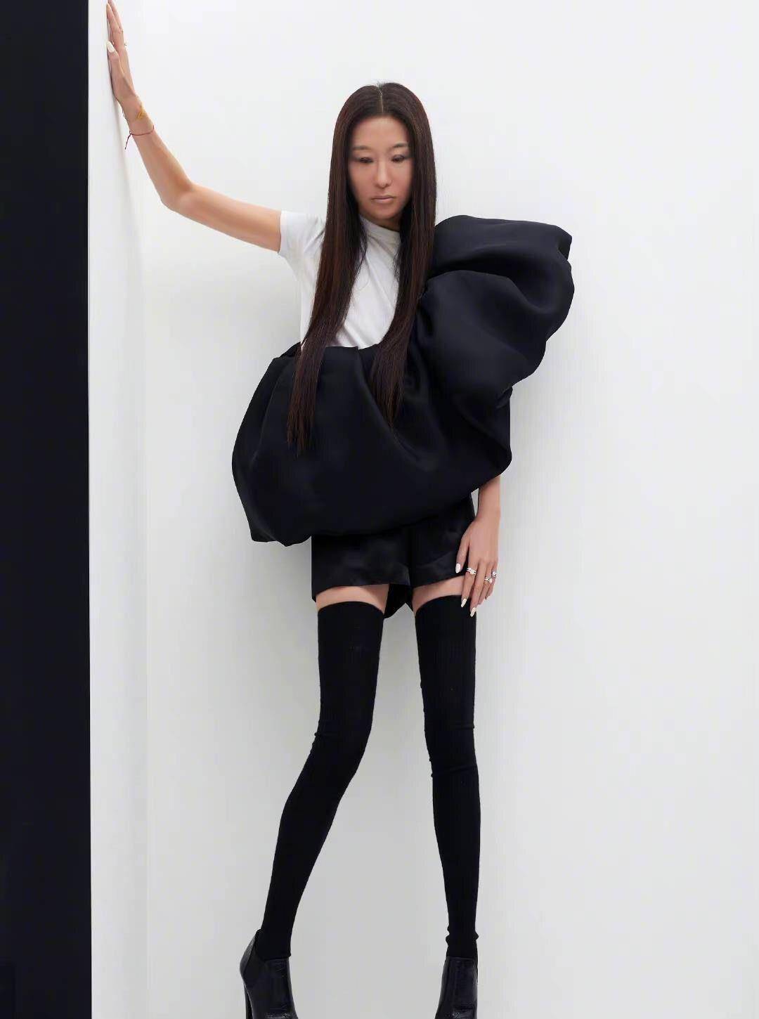 73岁还穿30公分高跟鞋,扶墙走路看着都累_镂空_显得_时尚