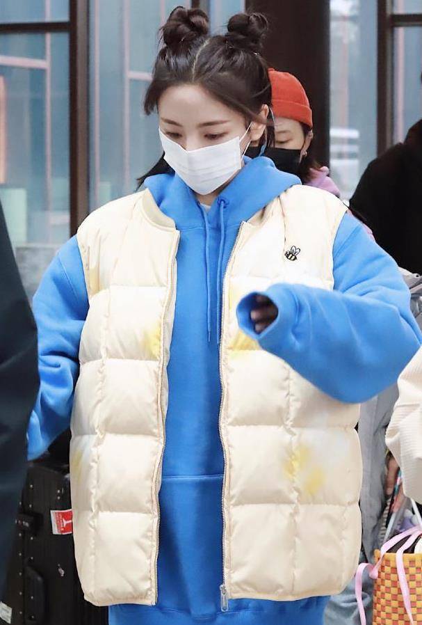 杨超越的冬装真可爱,紫色卫衣配毛绒帽裙可爱又减龄_衣服_气质_羽绒服