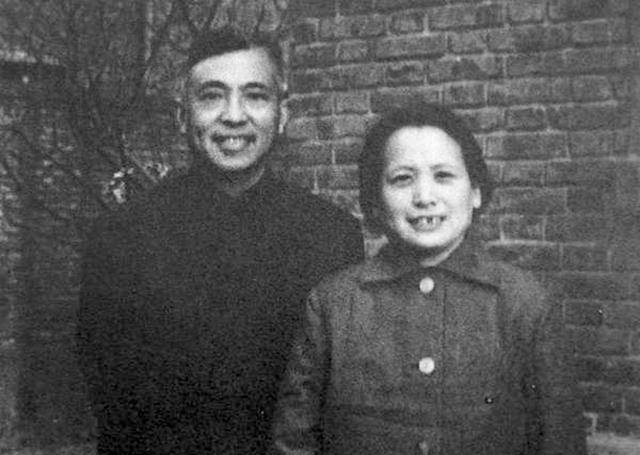 她收到电报:母病速归,恋人:不准去,是套路,她不听一去不回_穆旦_万卫