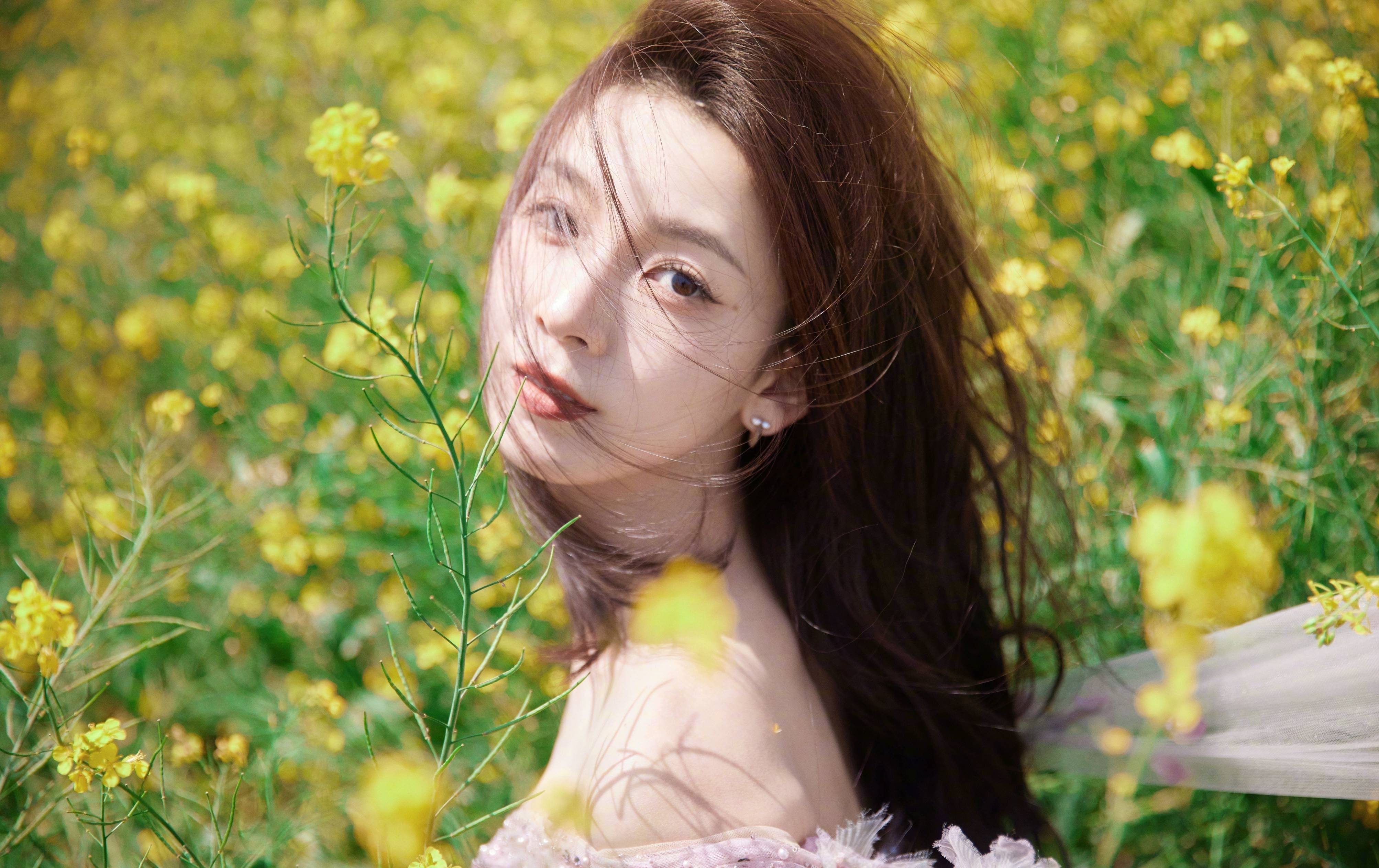 陈瑶是一个非常可爱的女孩子,笑起来的时候特别甜美,给人一种邻家小